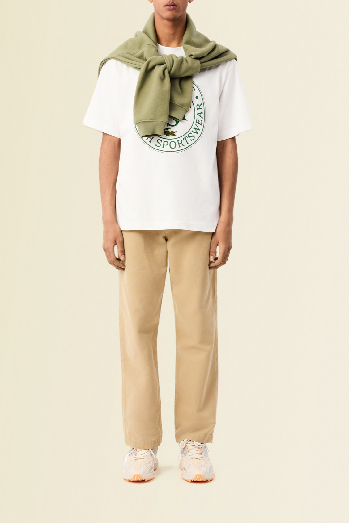 תמונת כל הלוק של חולצת טי LACOSTE